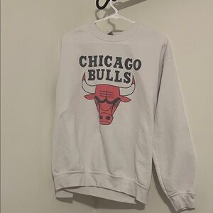 Gildan White Chicago Bulls Crewneck Sweater